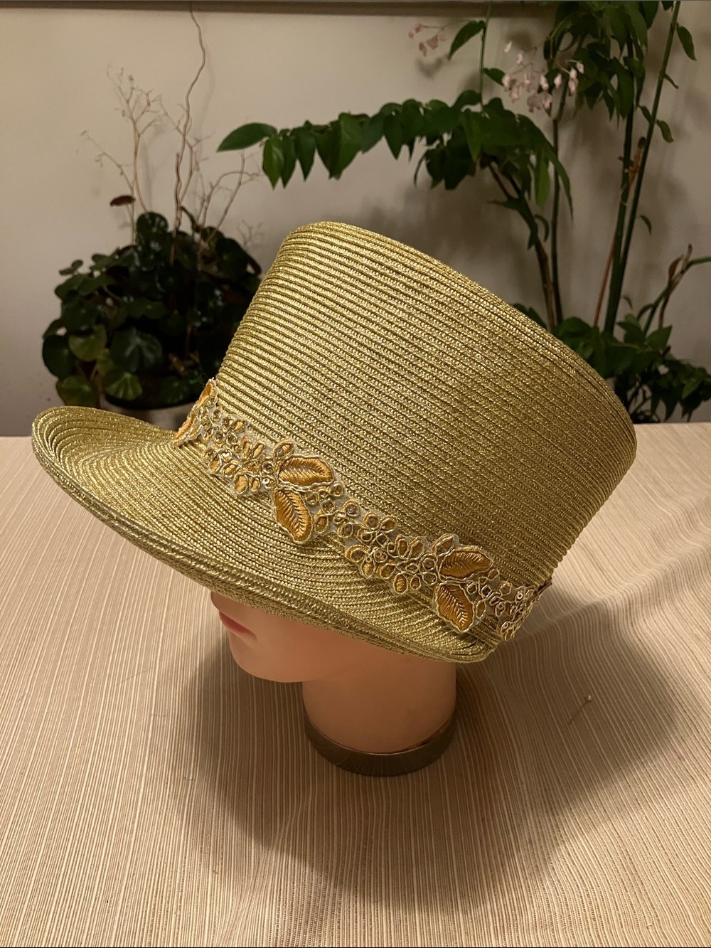 Chic Metallic Gold Embroidered Straw Cloche Hat - Picture 4 of 4